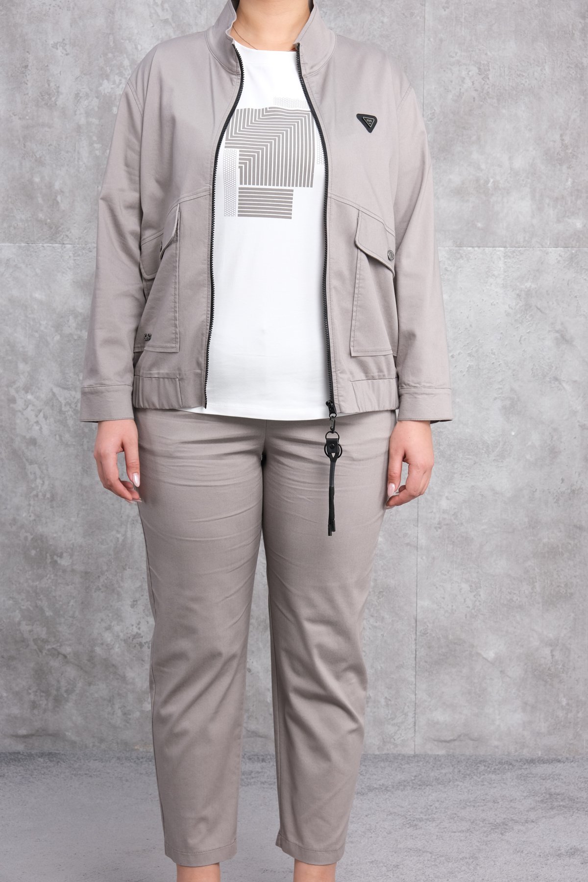 طقم رياضي نسائي مقاس كبير مكون من ثلاث قطع-الرمادي