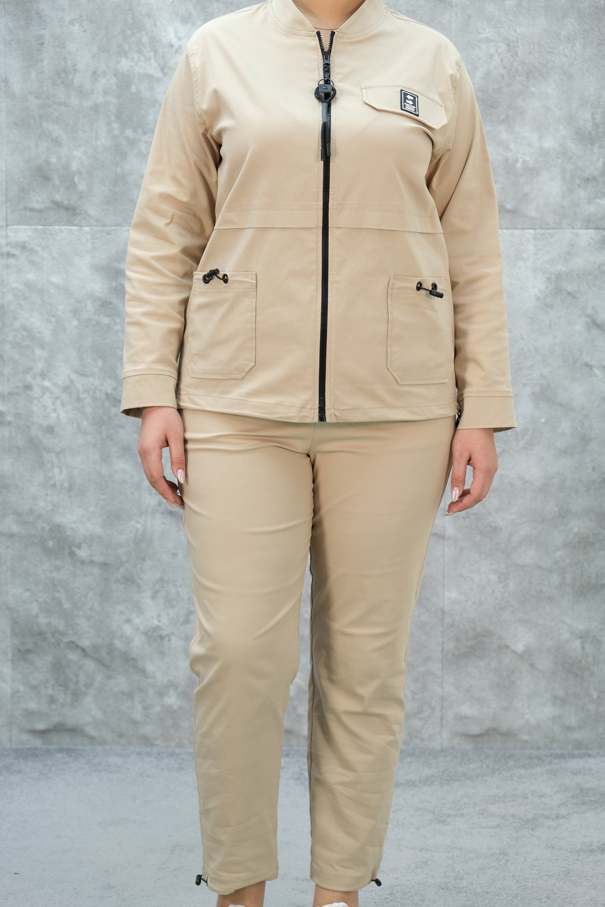 طقم رياضي نسائي مقاس كبير مكون من قطعتين-البيج