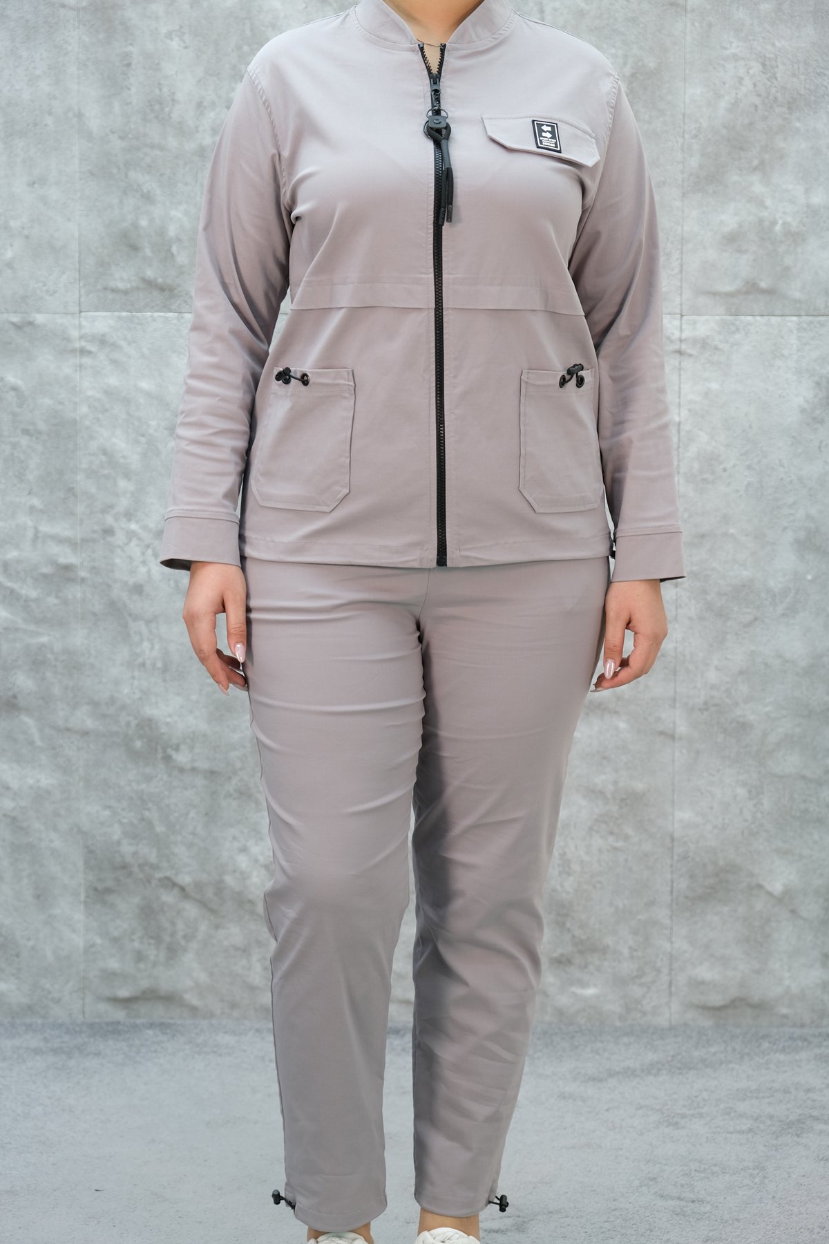 طقم رياضي نسائي مقاس كبير مكون من قطعتين-الرمادي