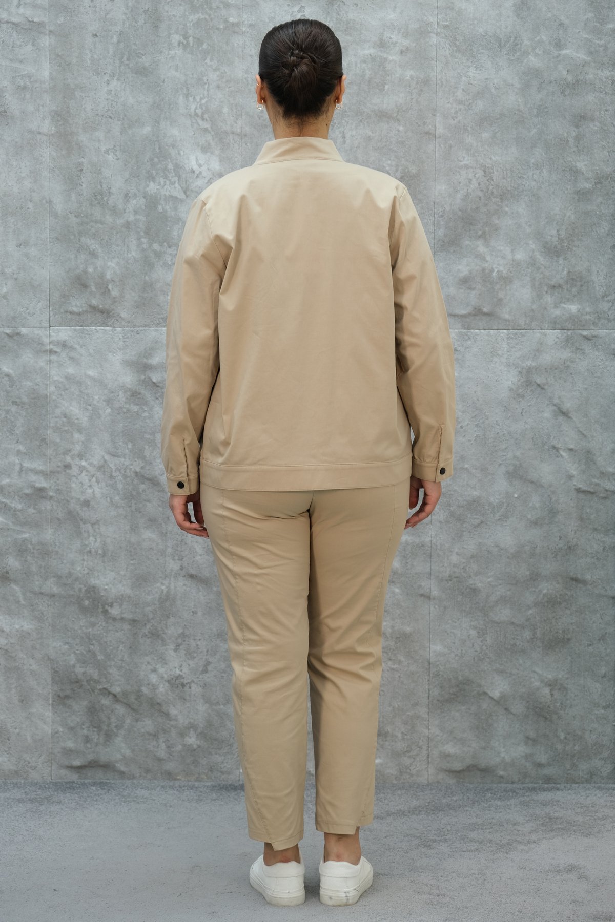 طقم رياضي نسائي مقاس كبير مكون من ثلاث قطع-البيج