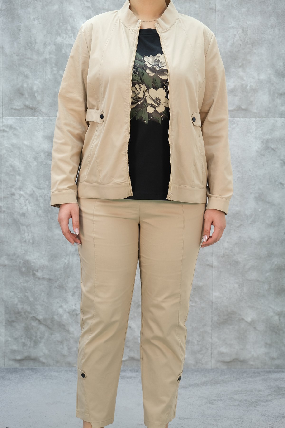 طقم رياضي نسائي مقاس كبير مكون من ثلاث قطع-البيج