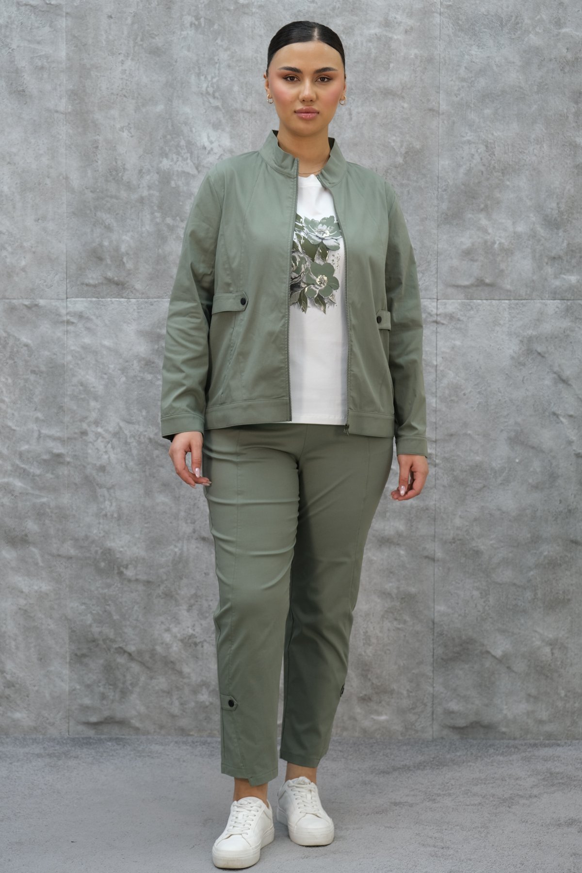 طقم رياضي نسائي مقاس كبير مكون من ثلاث قطع-الخاكي