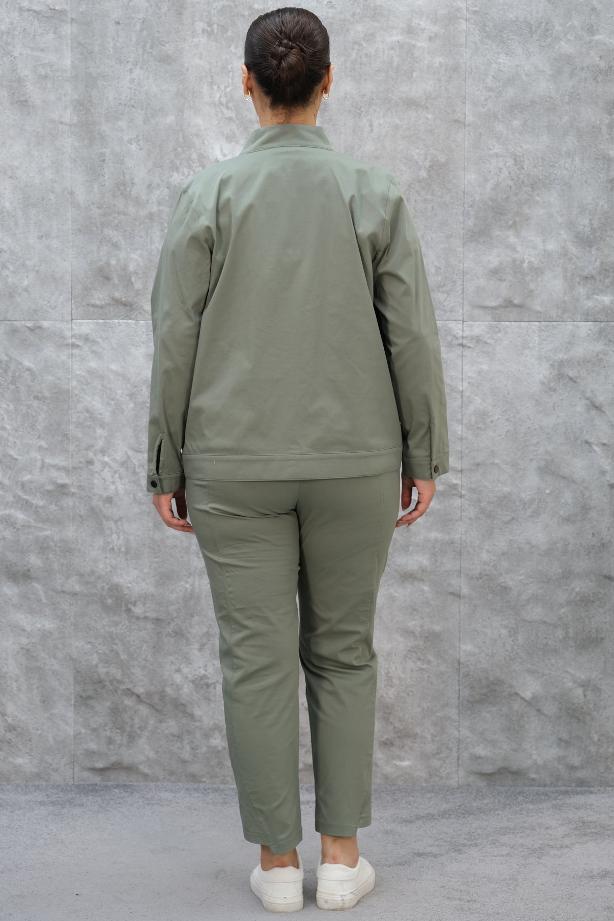 طقم رياضي نسائي مقاس كبير مكون من ثلاث قطع-الخاكي