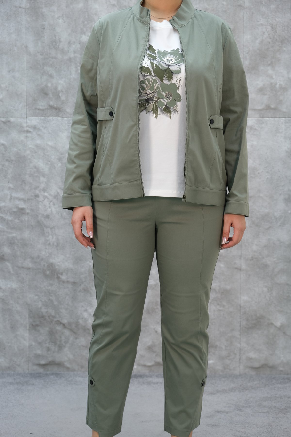 طقم رياضي نسائي مقاس كبير مكون من ثلاث قطع-الخاكي