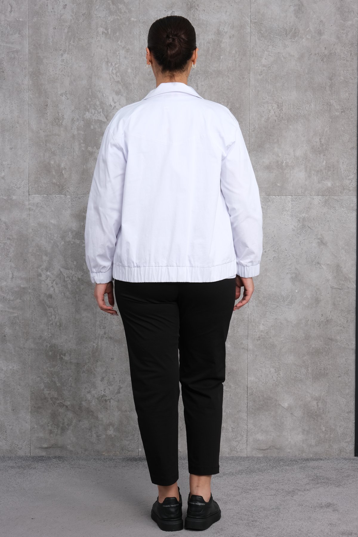 طقم رياضي نسائي مقاس كبير مكون من ثلاث قطع-الأبيض