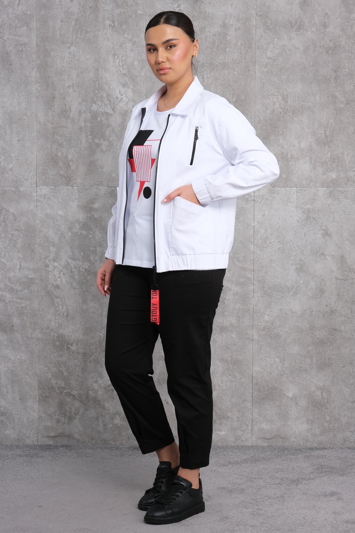 طقم رياضي نسائي مقاس كبير مكون من ثلاث قطع-الأبيض