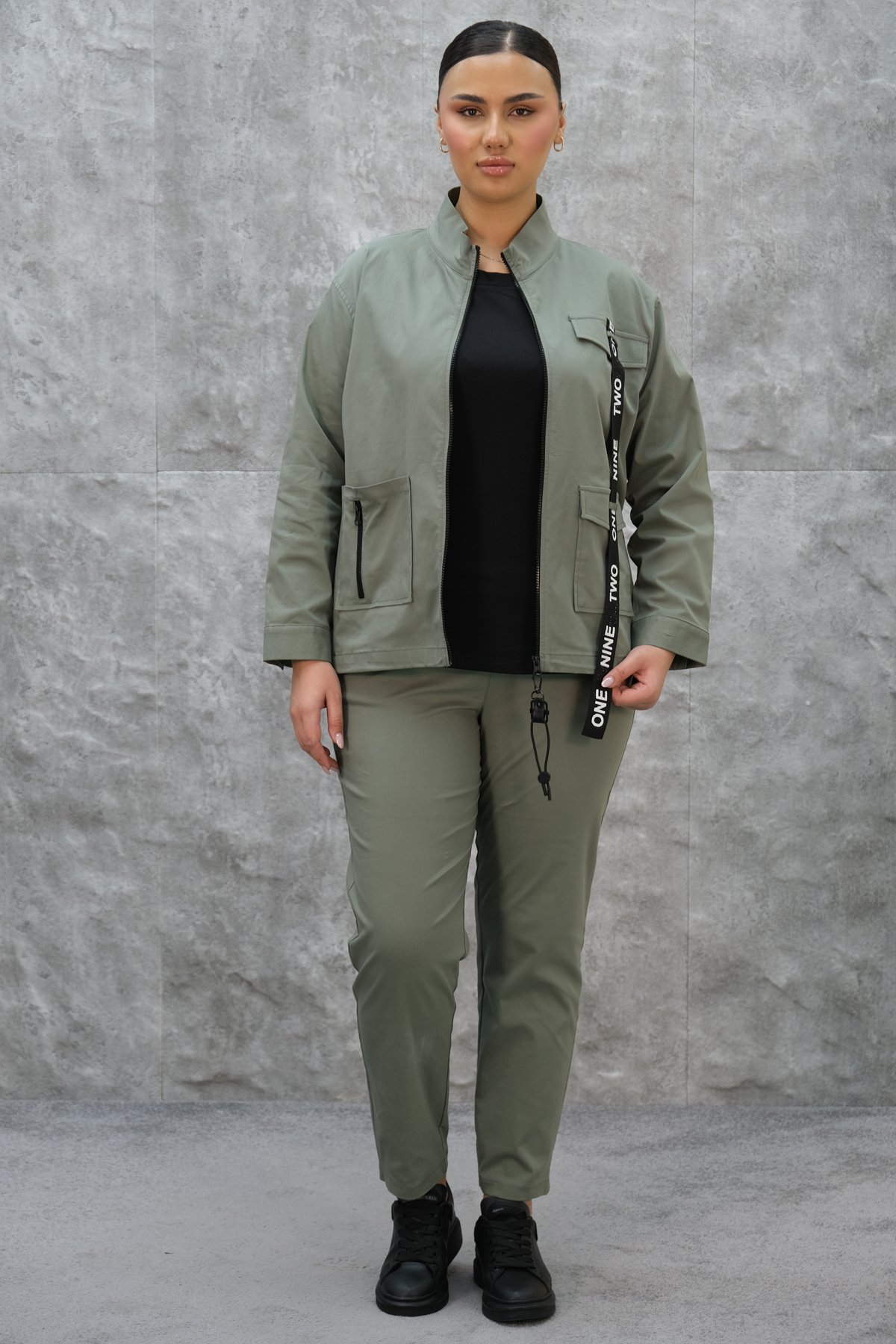 طقم رياضي نسائي مقاس كبير مكون من ثلاث قطع-الخاكي