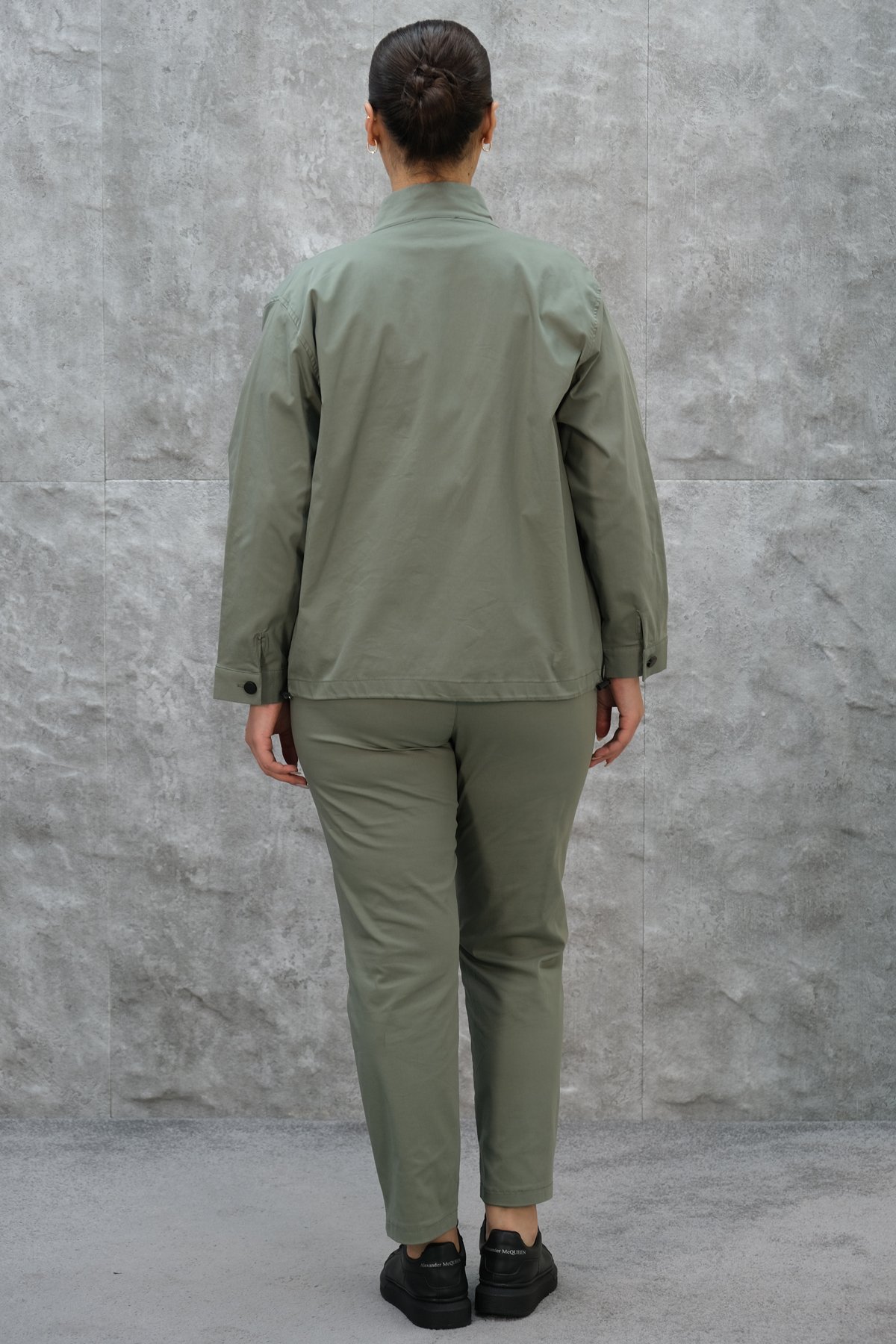 طقم رياضي نسائي مقاس كبير مكون من ثلاث قطع-الخاكي