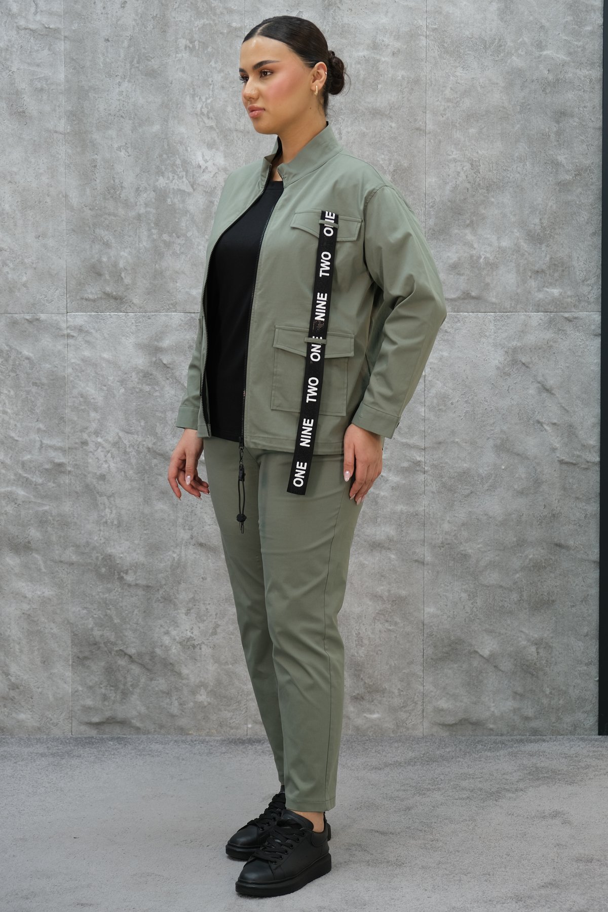 طقم رياضي نسائي مقاس كبير مكون من ثلاث قطع-الخاكي