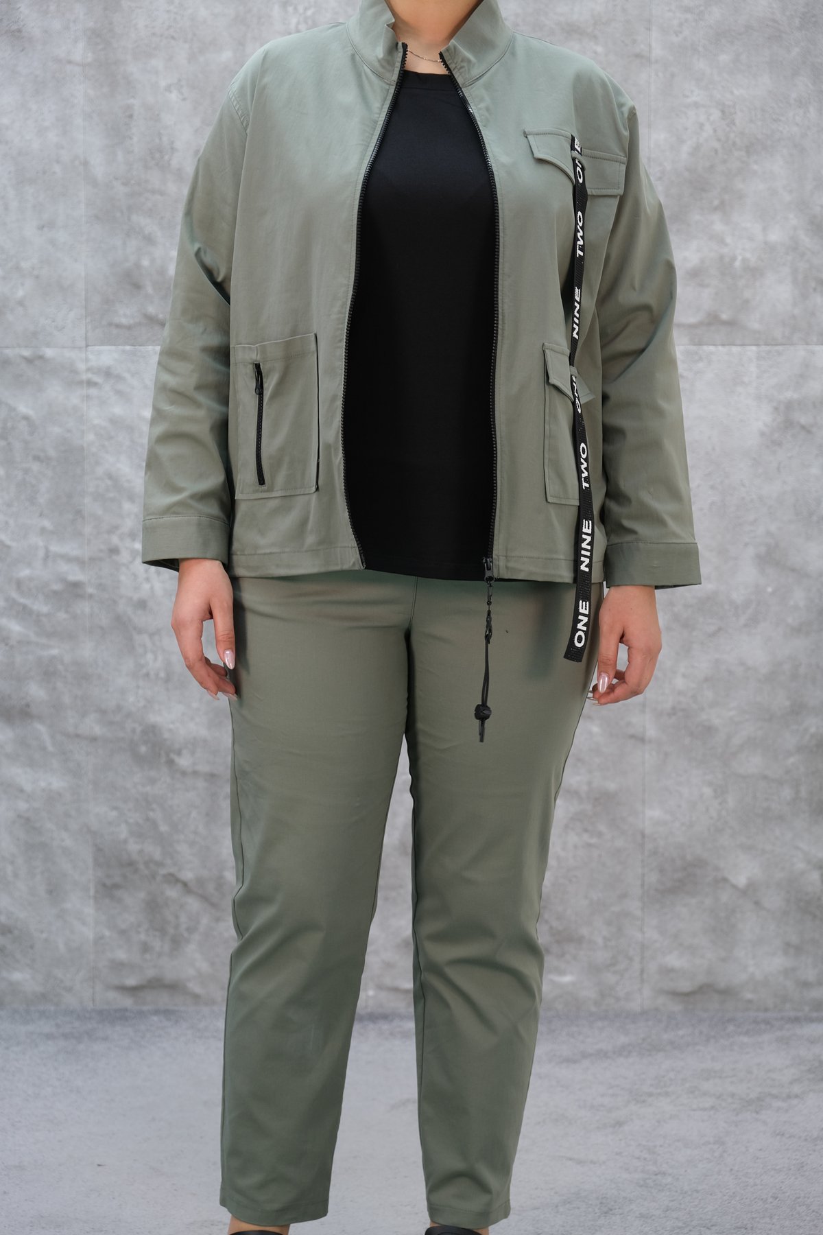 طقم رياضي نسائي مقاس كبير مكون من ثلاث قطع-الخاكي