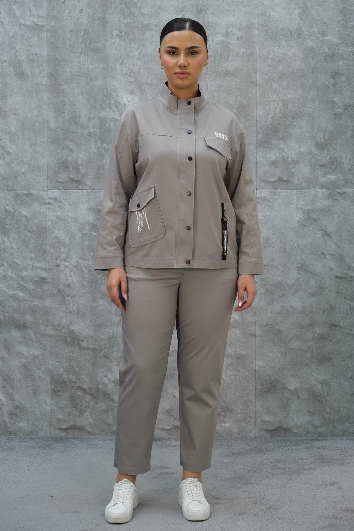 طقم رياضي نسائي مقاس كبير مكون من قطعتين-الرمادي