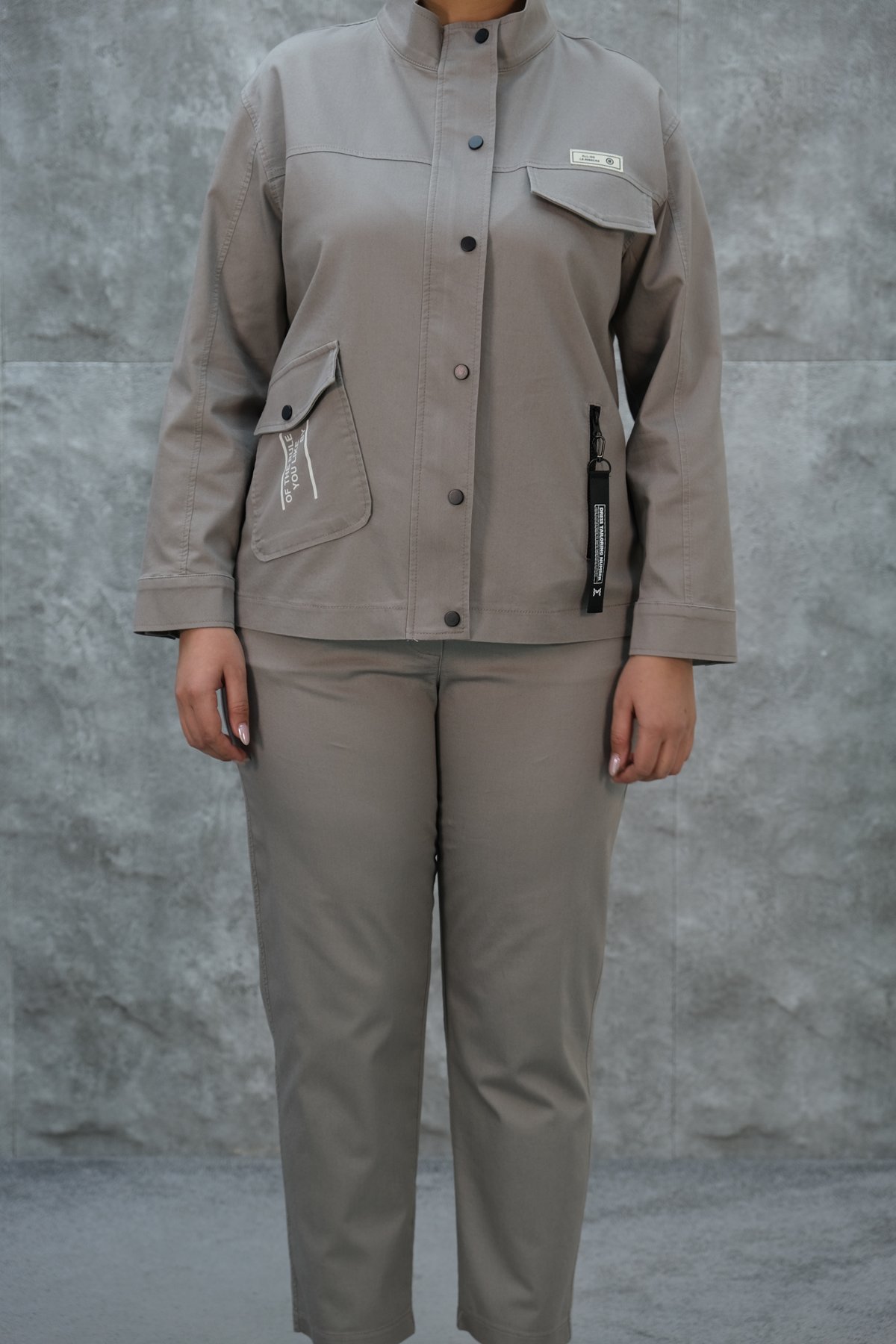 طقم رياضي نسائي مقاس كبير مكون من قطعتين-الرمادي