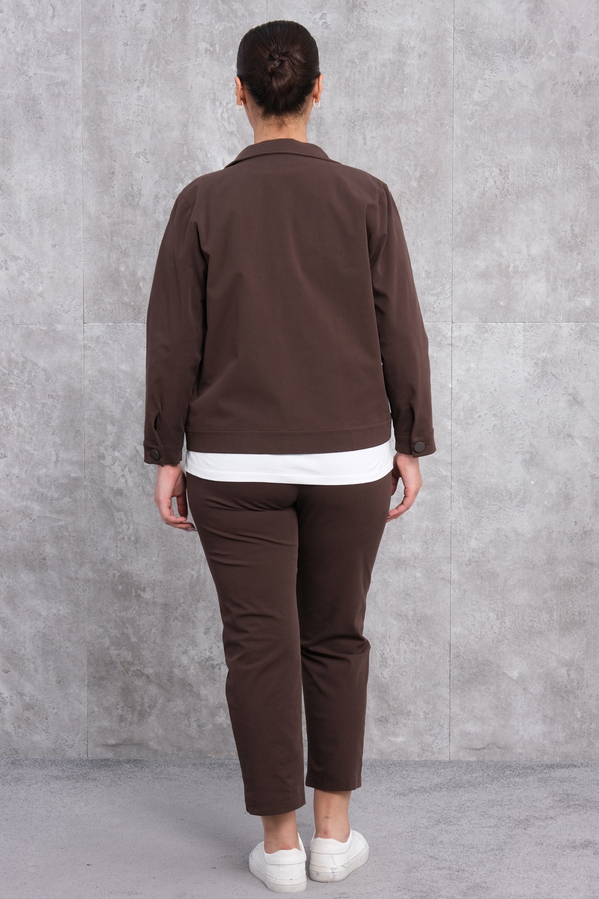 طقم رياضي نسائي مقاس كبير مكون من ثلاث قطع-البني