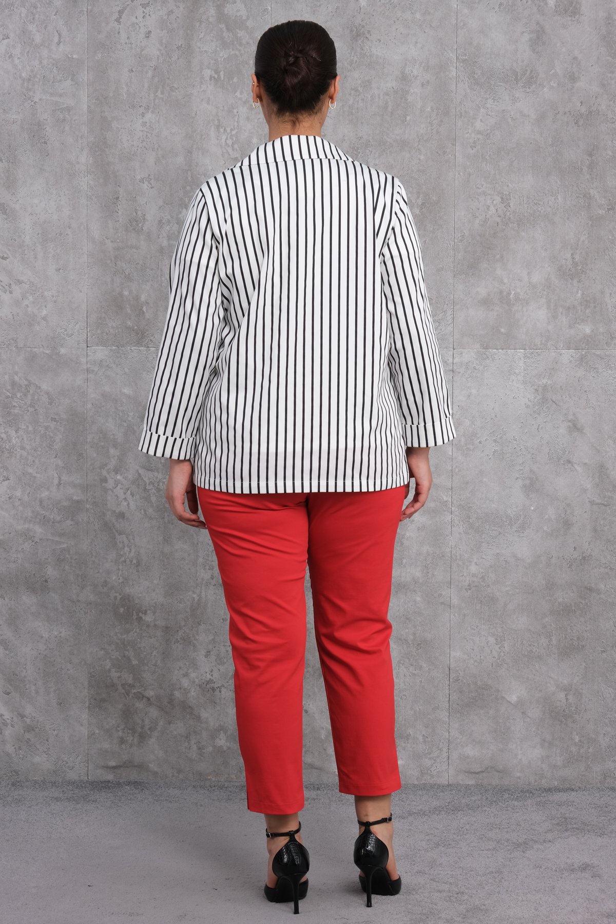 طقم رياضي نسائي مقاس كبير مكون من ثلاث قطع-الأحمر