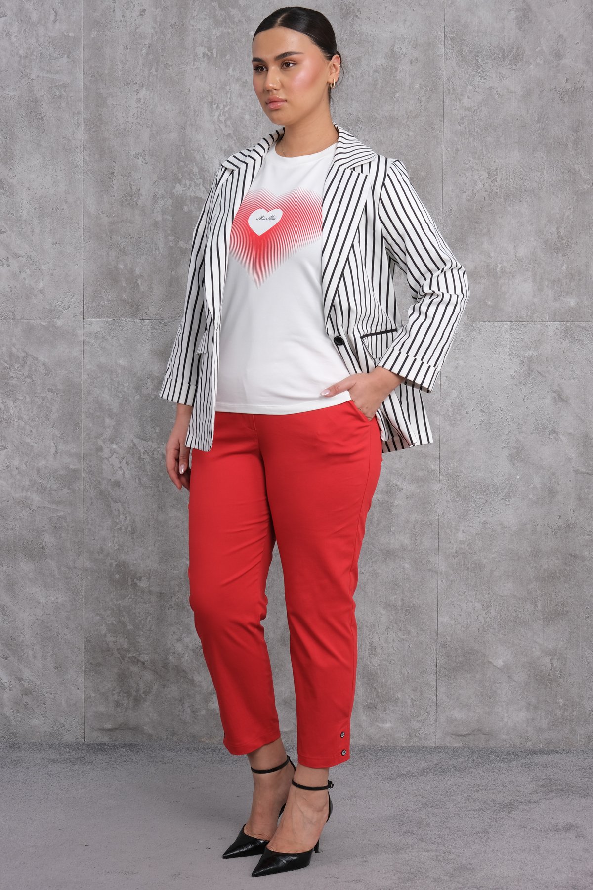 طقم رياضي نسائي مقاس كبير مكون من ثلاث قطع-الأحمر