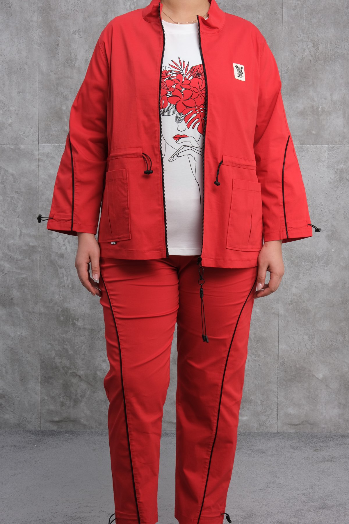 طقم رياضي نسائي مقاس كبير مكون من ثلاث قطع-الأحمر