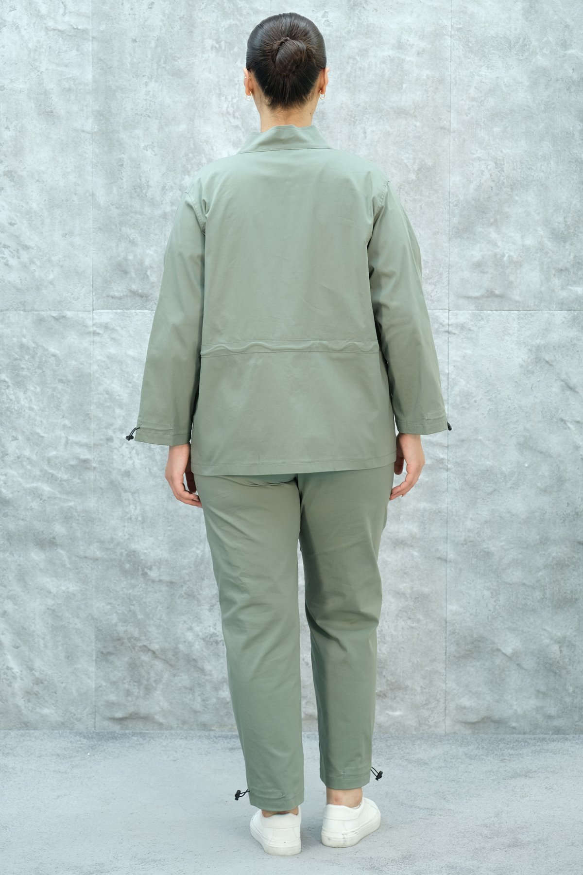 طقم رياضي نسائي مقاس كبير مكون من ثلاث قطع-الخاكي