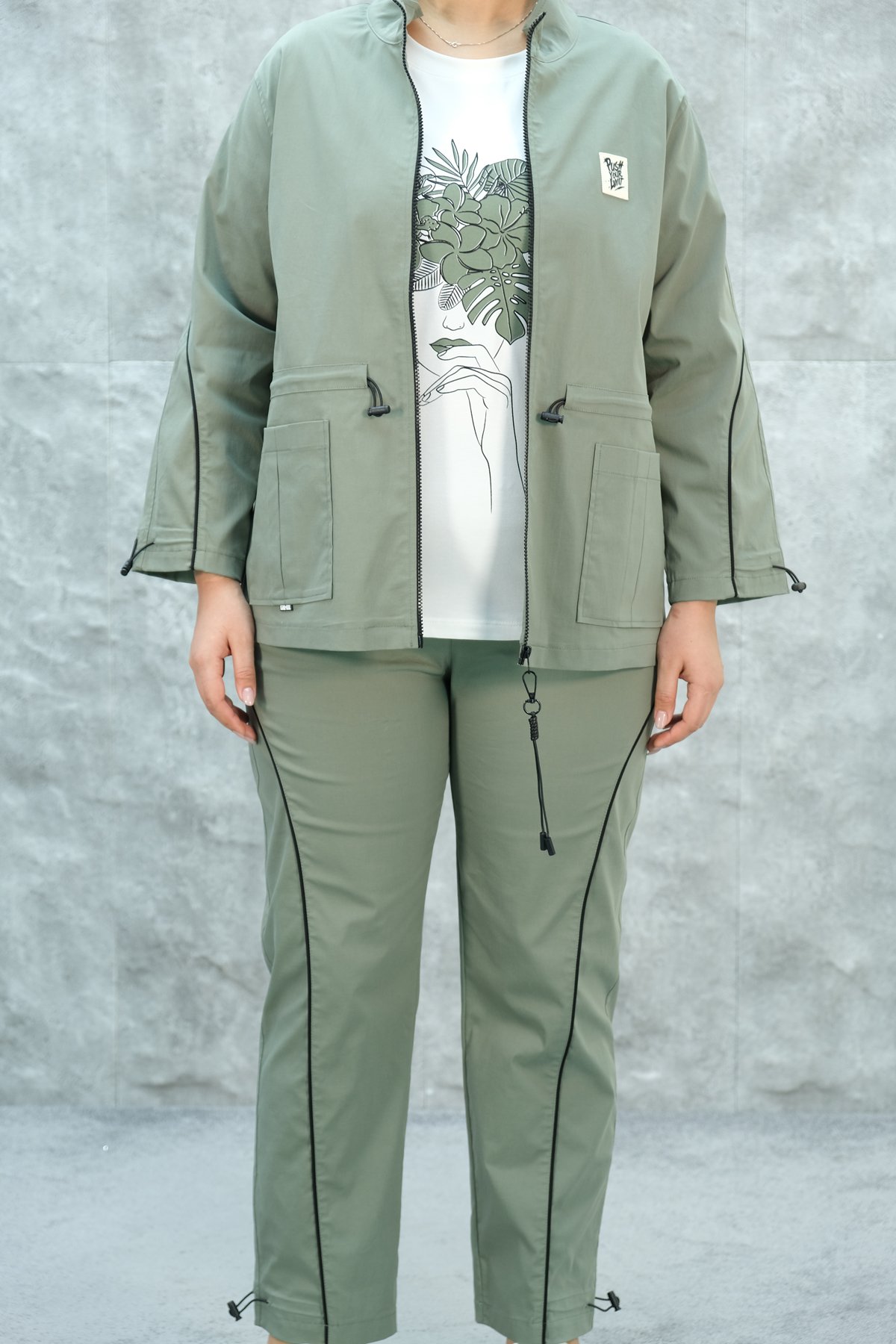 طقم رياضي نسائي مقاس كبير مكون من ثلاث قطع-الخاكي