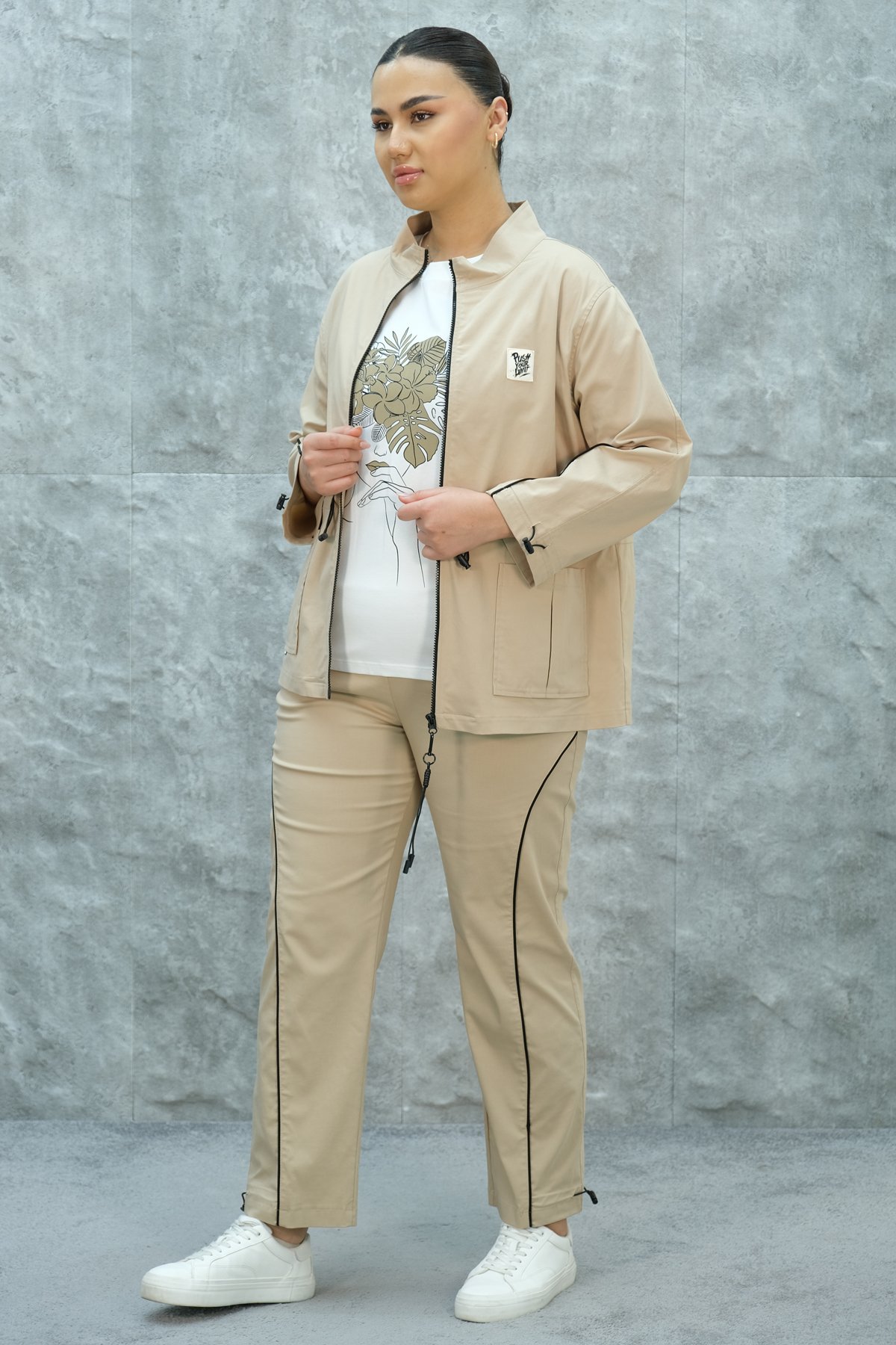 طقم رياضي نسائي مقاس كبير مكون من ثلاث قطع-البيج