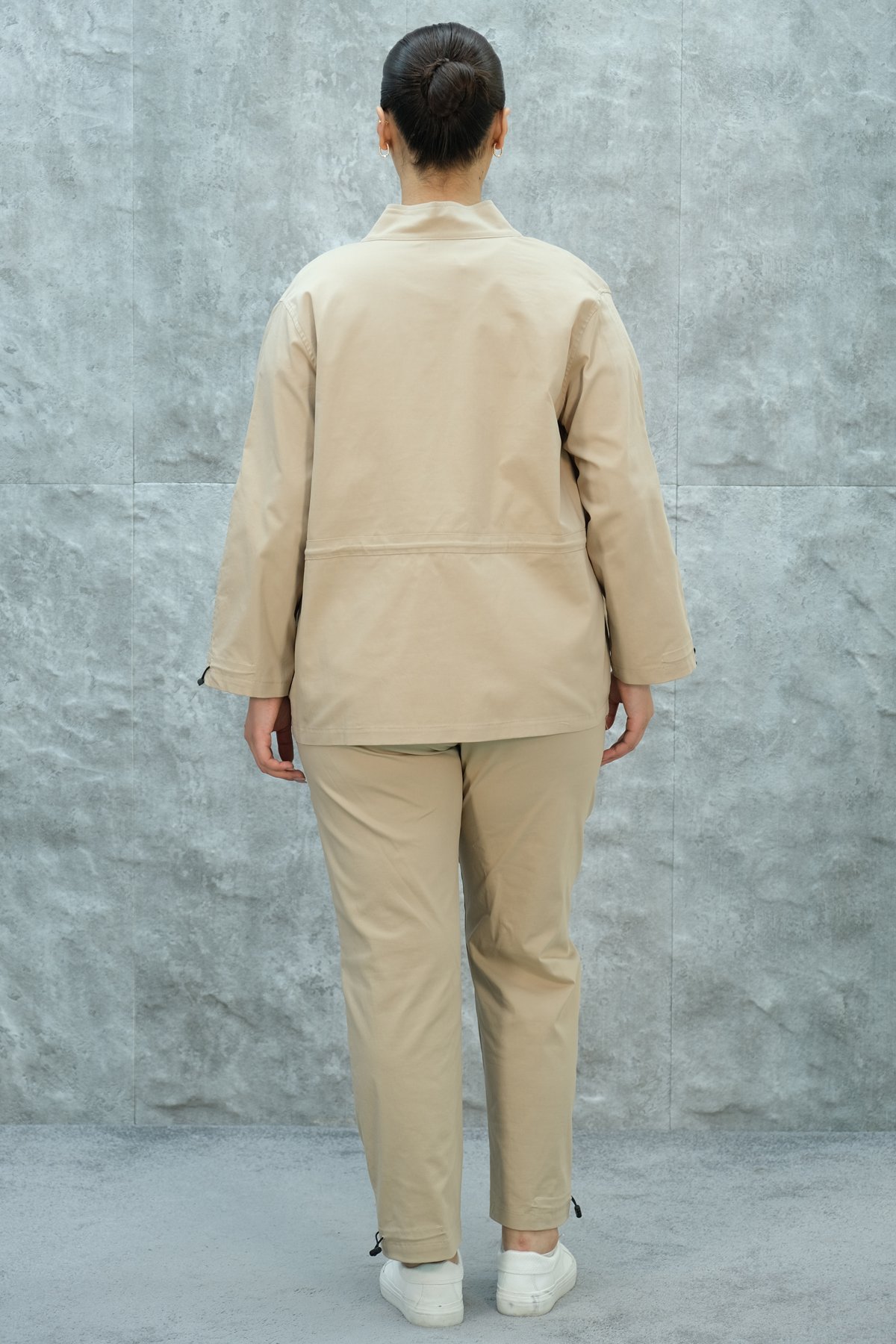 طقم رياضي نسائي مقاس كبير مكون من ثلاث قطع-البيج