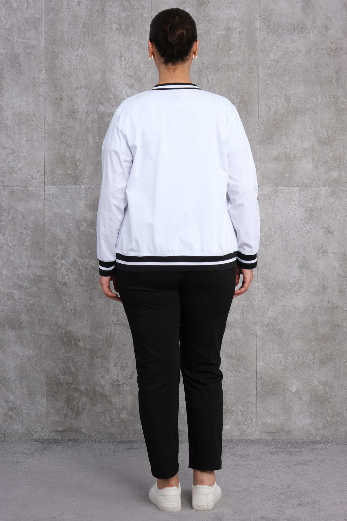 طقم رياضي نسائي مقاس كبير مكون من ثلاث قطع-الأبيض