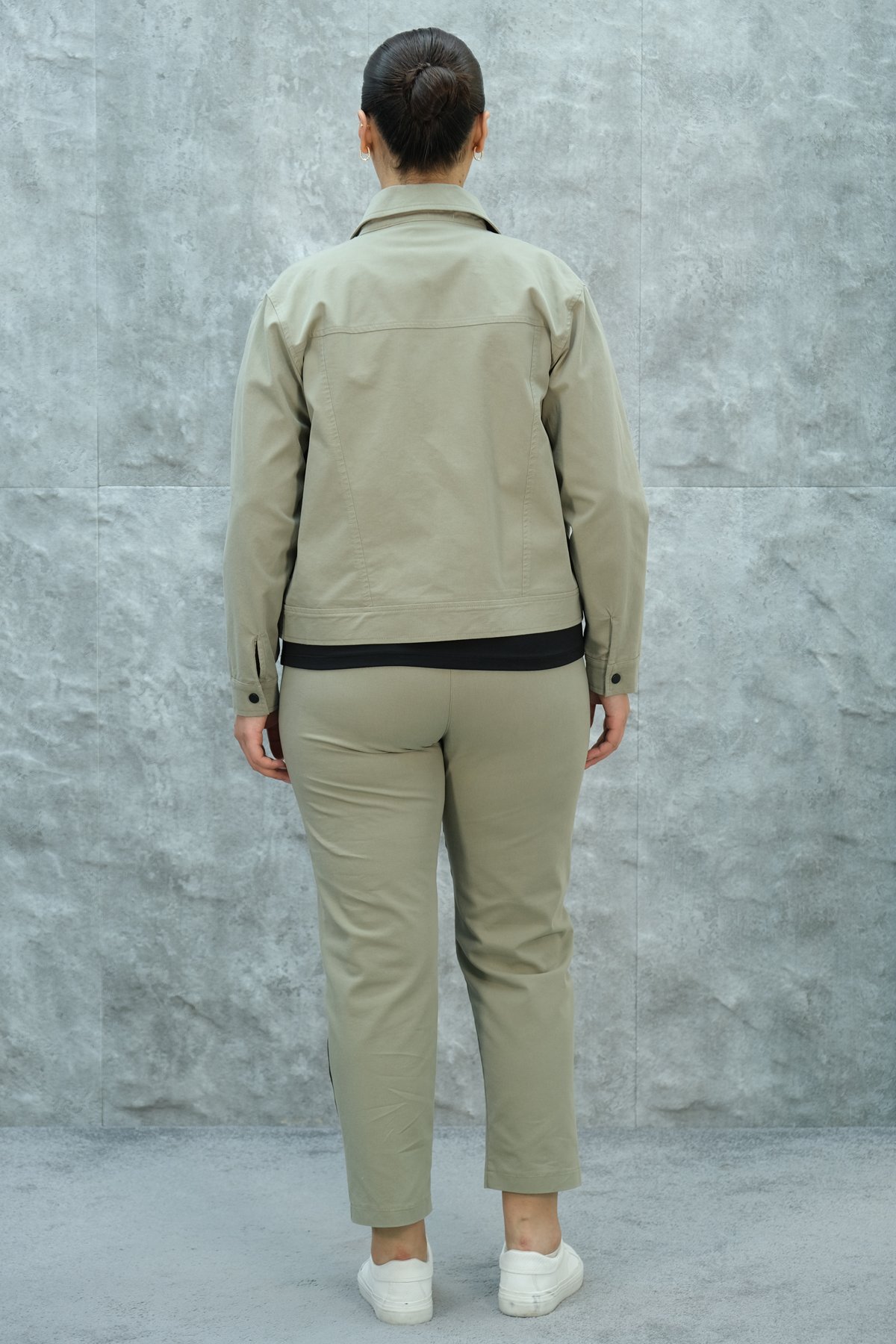 طقم رياضي نسائي مقاس كبير مكون من ثلاث قطع-الخاكي