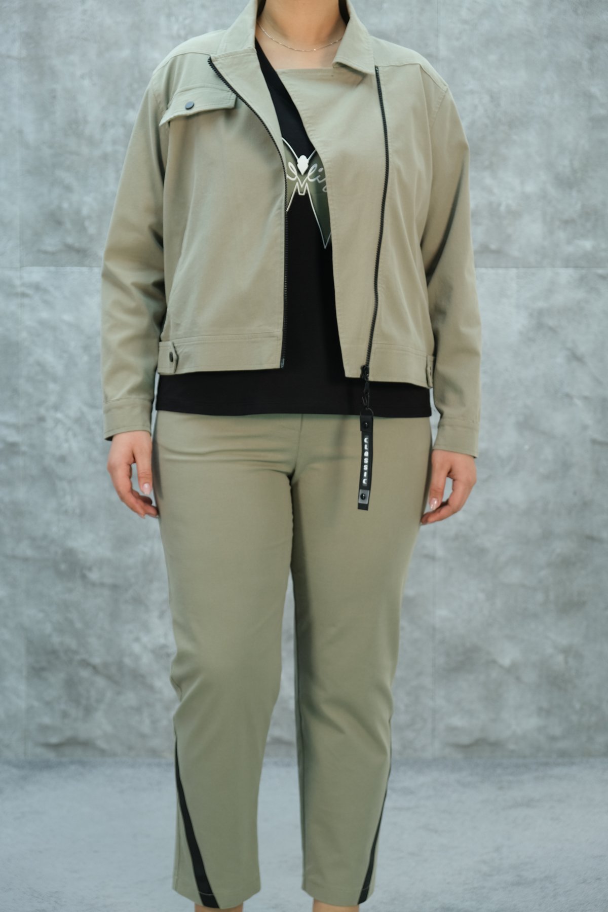 طقم رياضي نسائي مقاس كبير مكون من ثلاث قطع-الخاكي