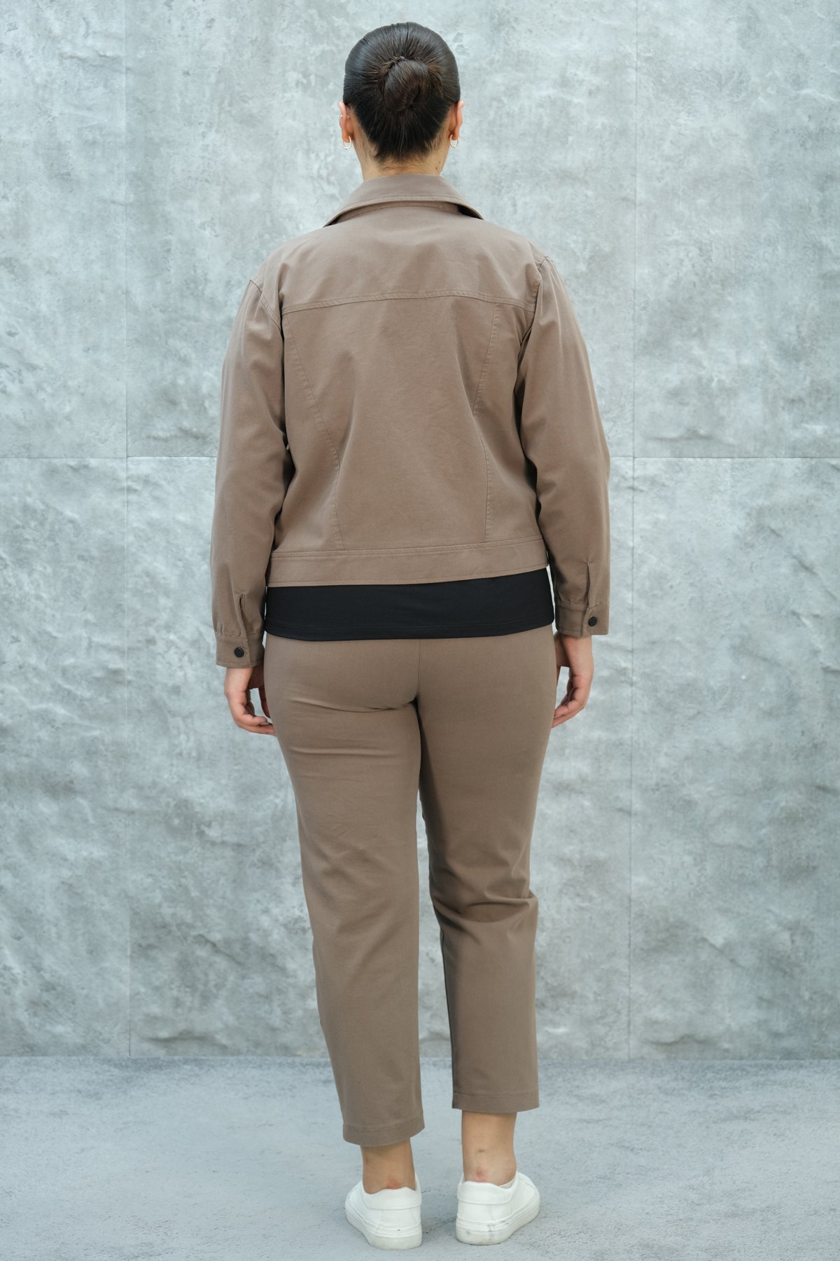 طقم رياضي نسائي مقاس كبير مكون من ثلاث قطع-البني