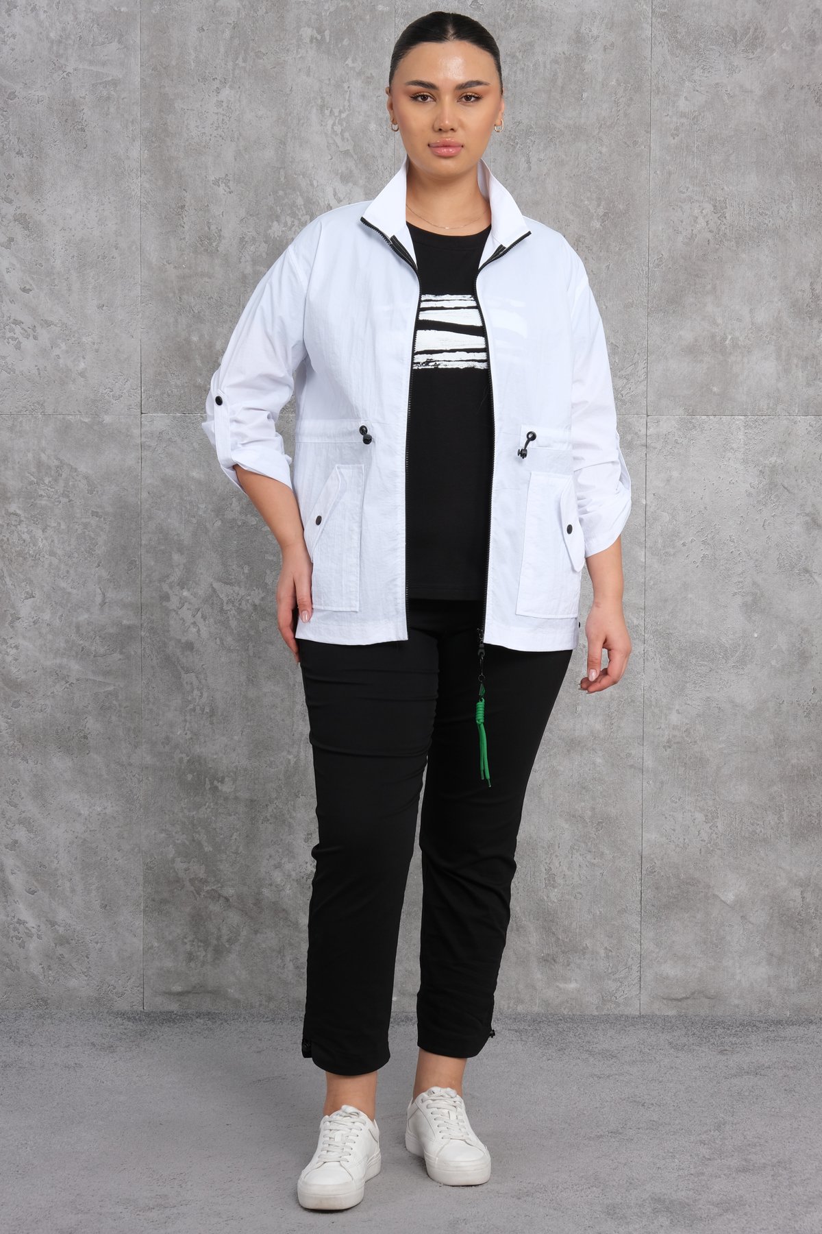 طقم رياضي نسائي مقاس كبير مكون من ثلاث قطع-الأبيض