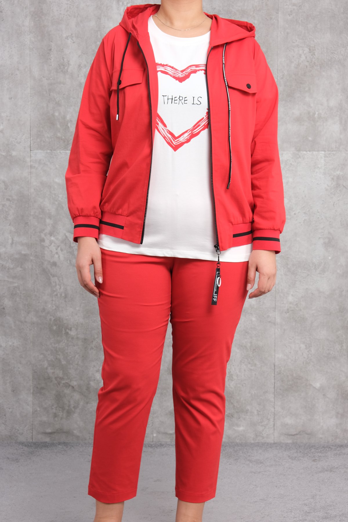 طقم رياضي نسائي مقاس كبير مكون من ثلاث قطع-الأحمر