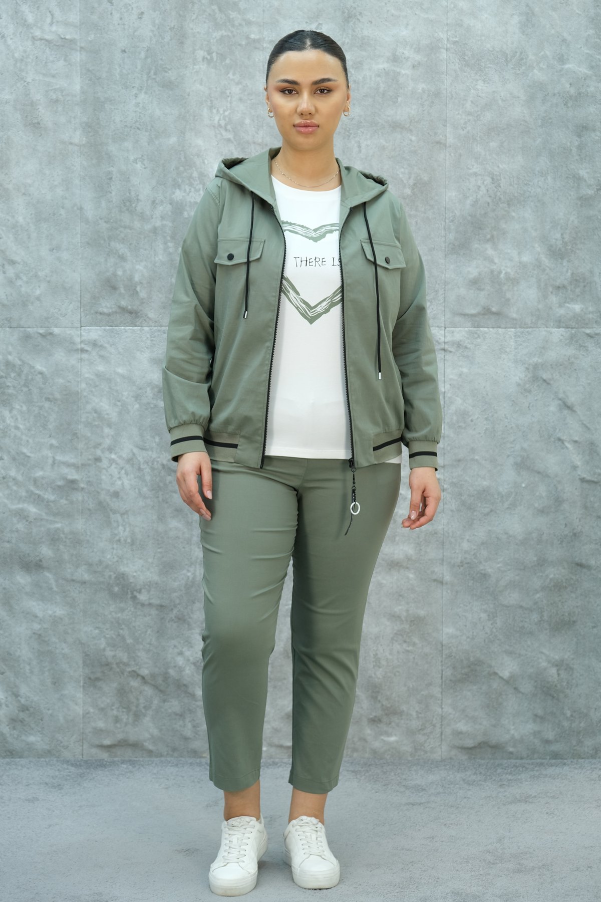 طقم رياضي نسائي مقاس كبير مكون من ثلاث قطع-الخاكي