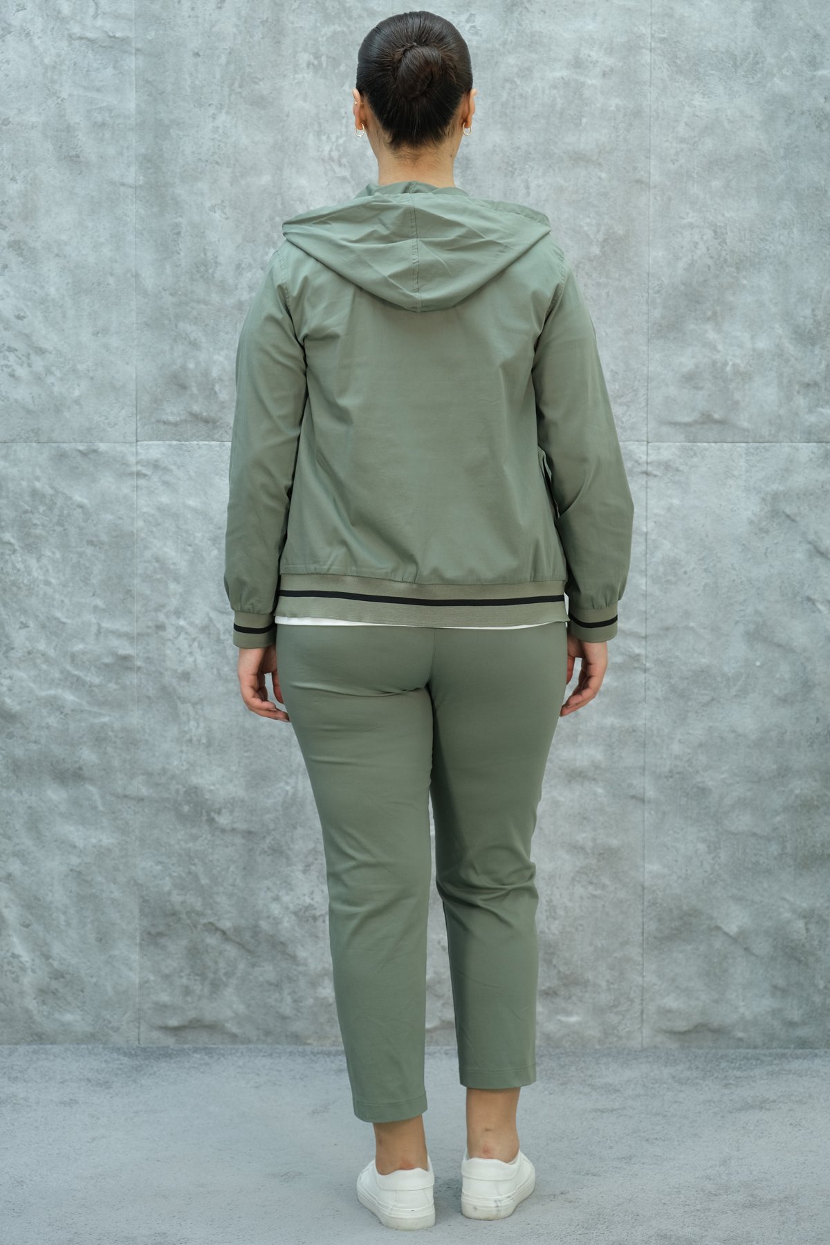 طقم رياضي نسائي مقاس كبير مكون من ثلاث قطع-الخاكي