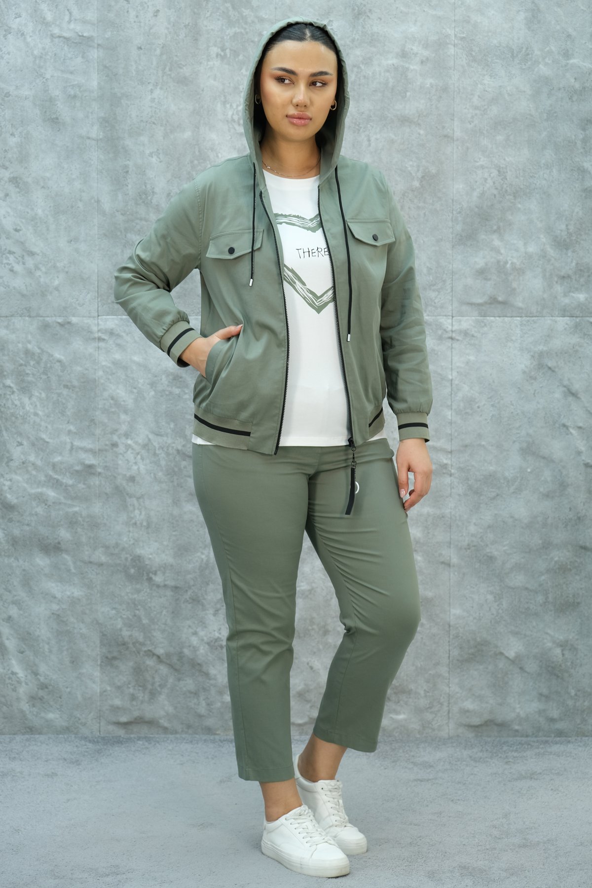 طقم رياضي نسائي مقاس كبير مكون من ثلاث قطع-الخاكي