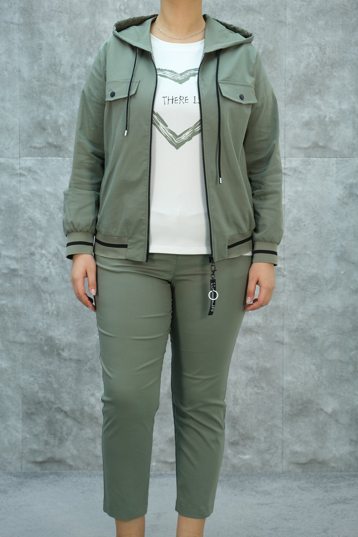 طقم رياضي نسائي مقاس كبير مكون من ثلاث قطع-الخاكي