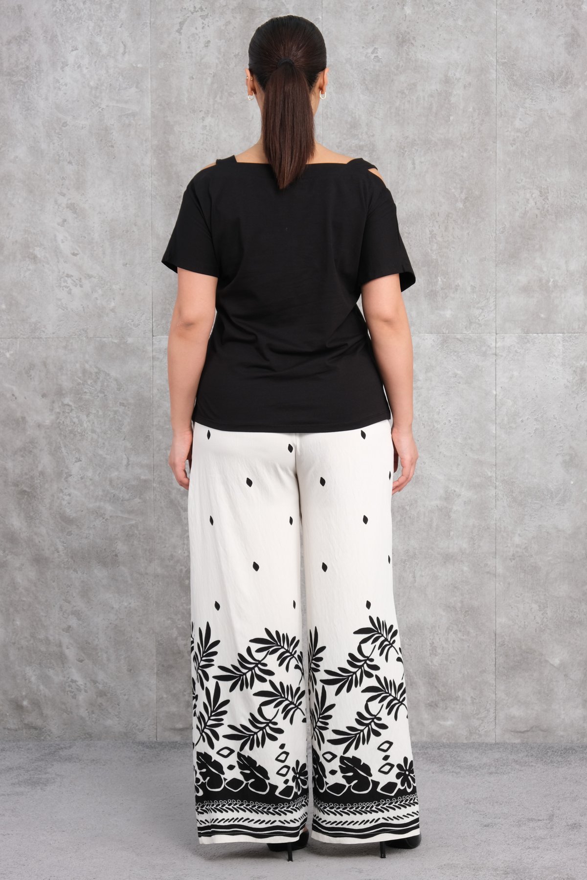 طقم من قطعتين مقاس كبير-الأبيض