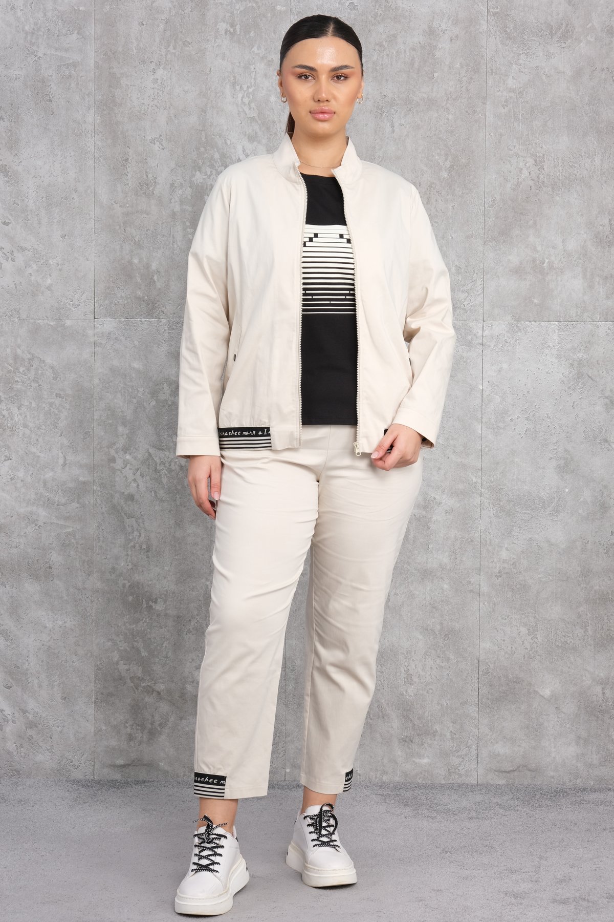 طقم رياضي مكون من ثلاث قطع مقاس كبير-البيج