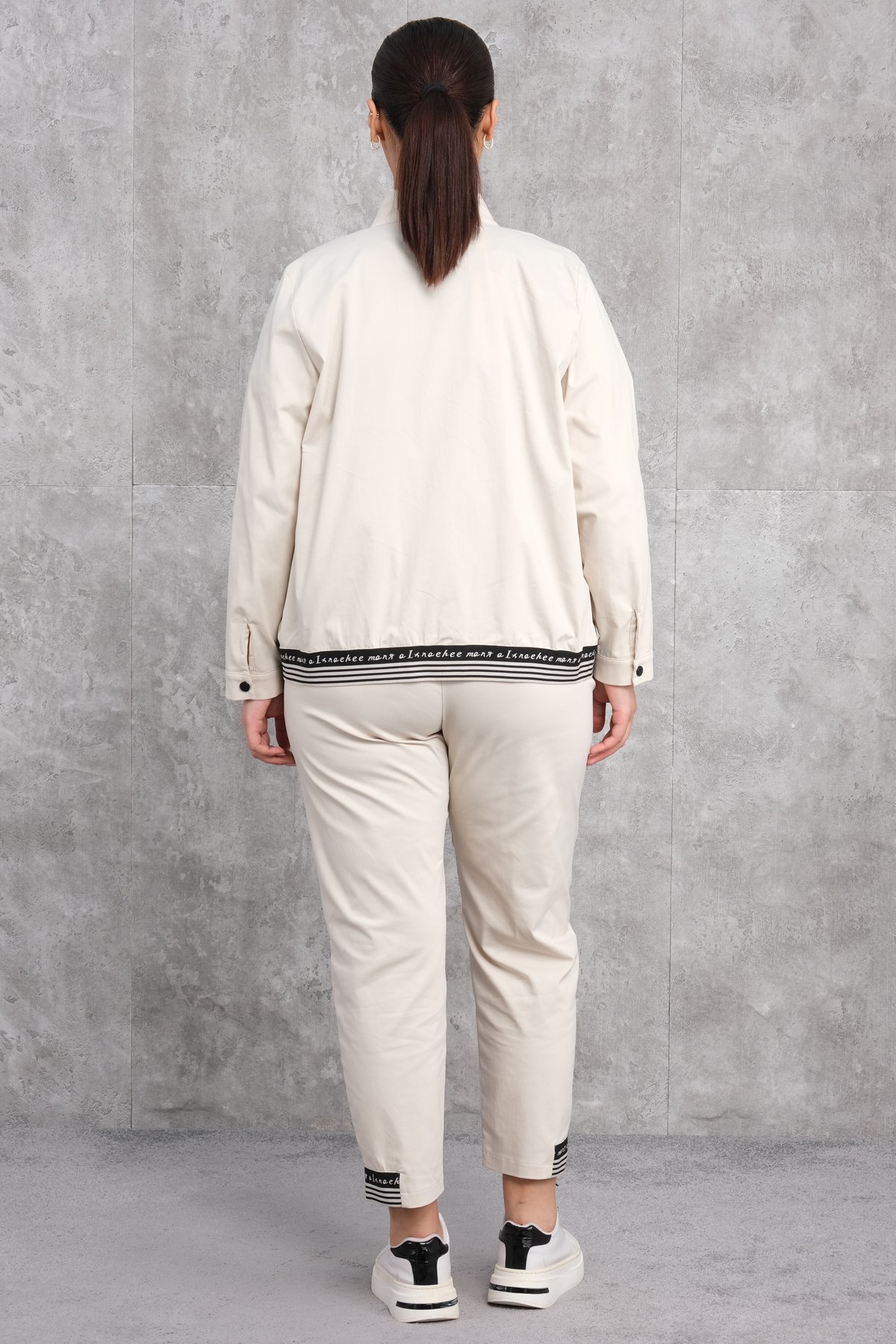 طقم رياضي مكون من ثلاث قطع مقاس كبير-البيج