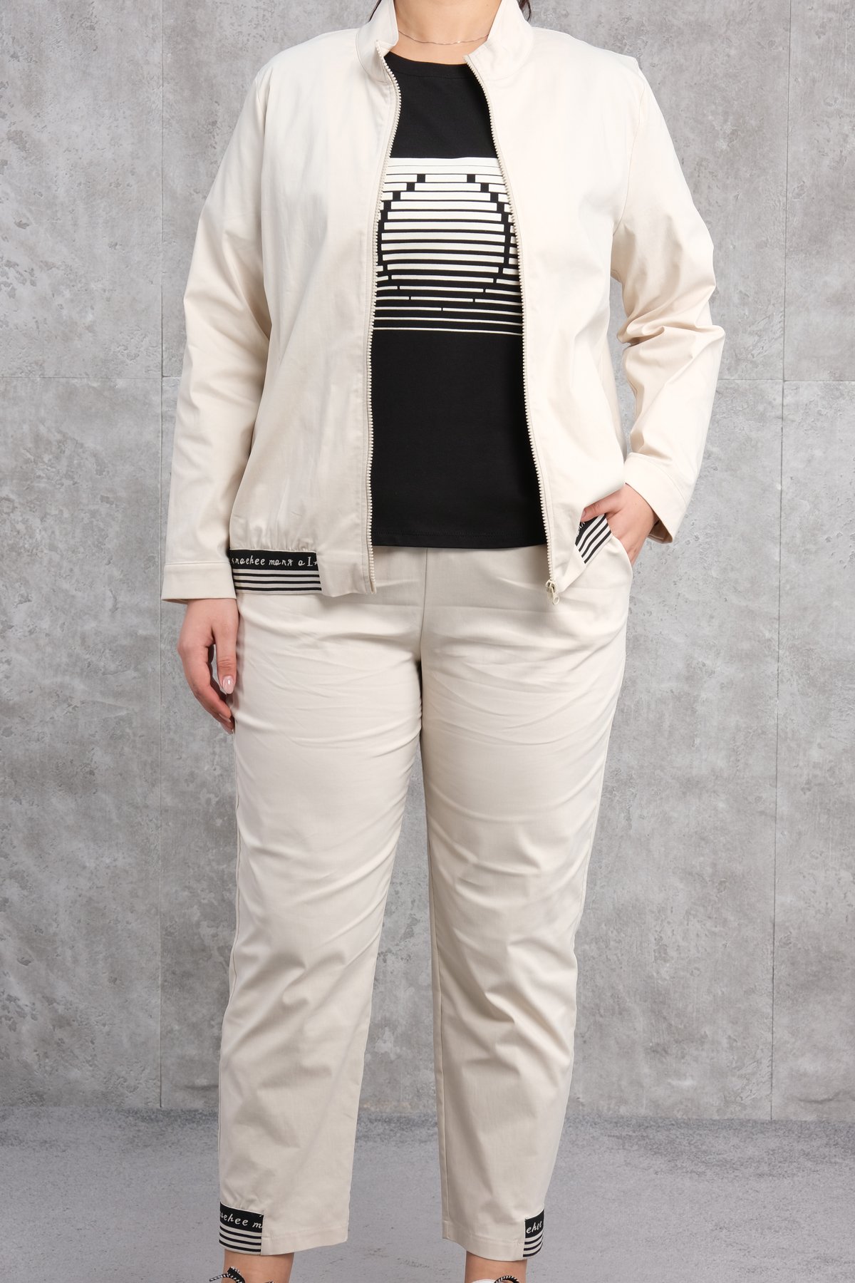 طقم رياضي مكون من ثلاث قطع مقاس كبير-البيج