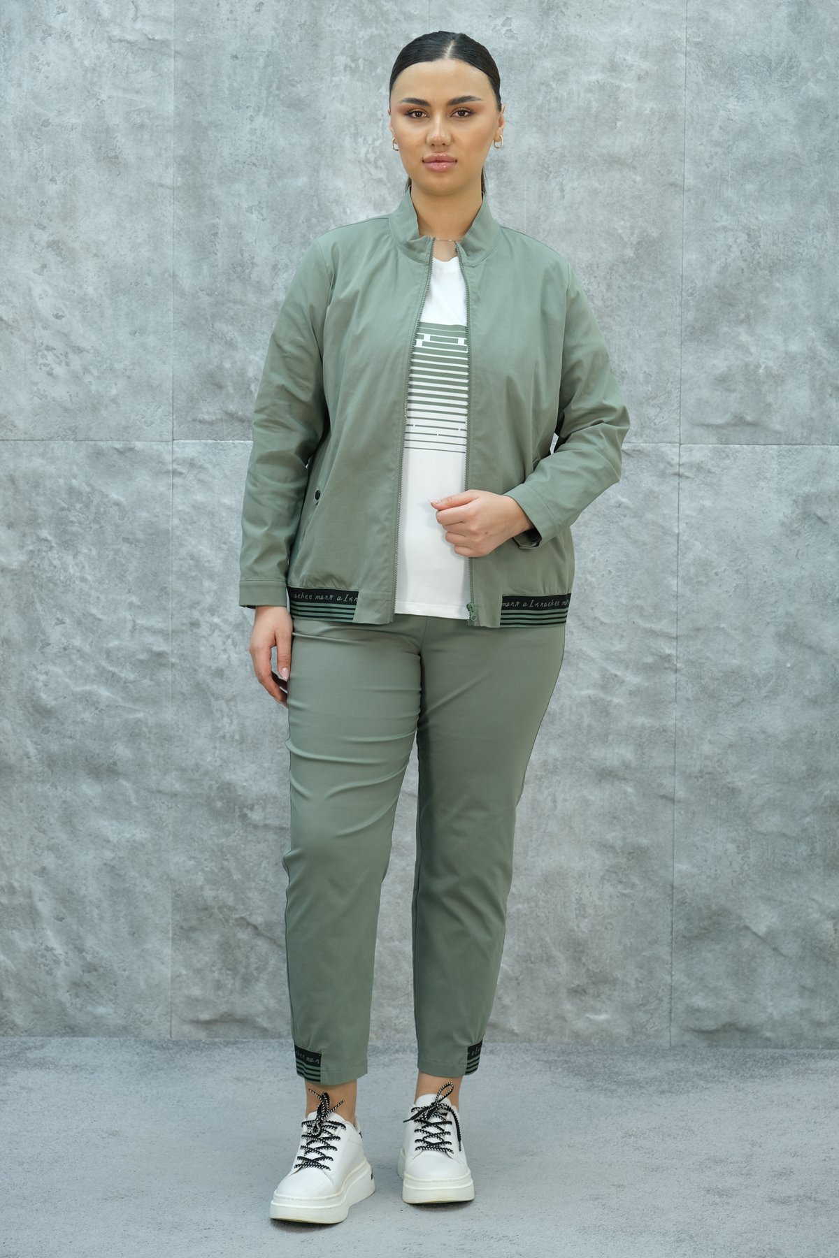 طقم رياضي مكون من ثلاث قطع مقاس كبير-الخاكي