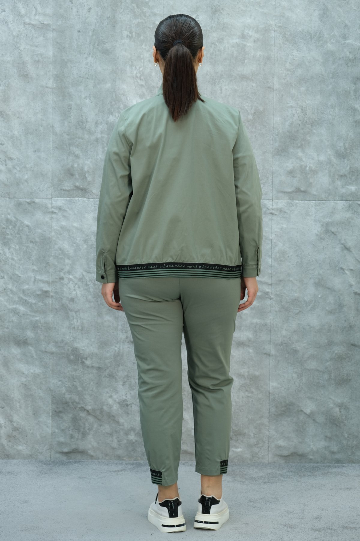 طقم رياضي مكون من ثلاث قطع مقاس كبير-الخاكي