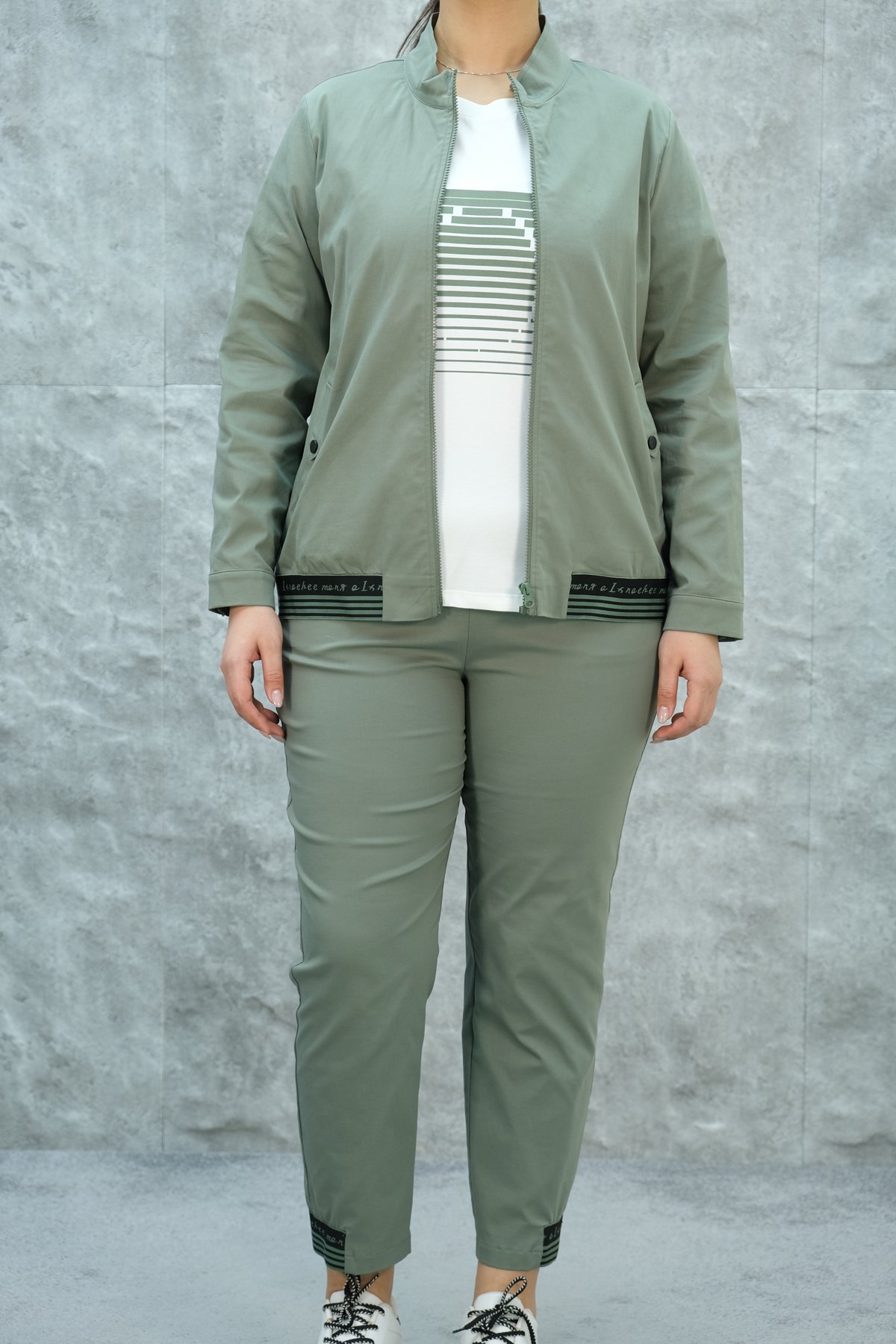 طقم رياضي مكون من ثلاث قطع مقاس كبير-الخاكي