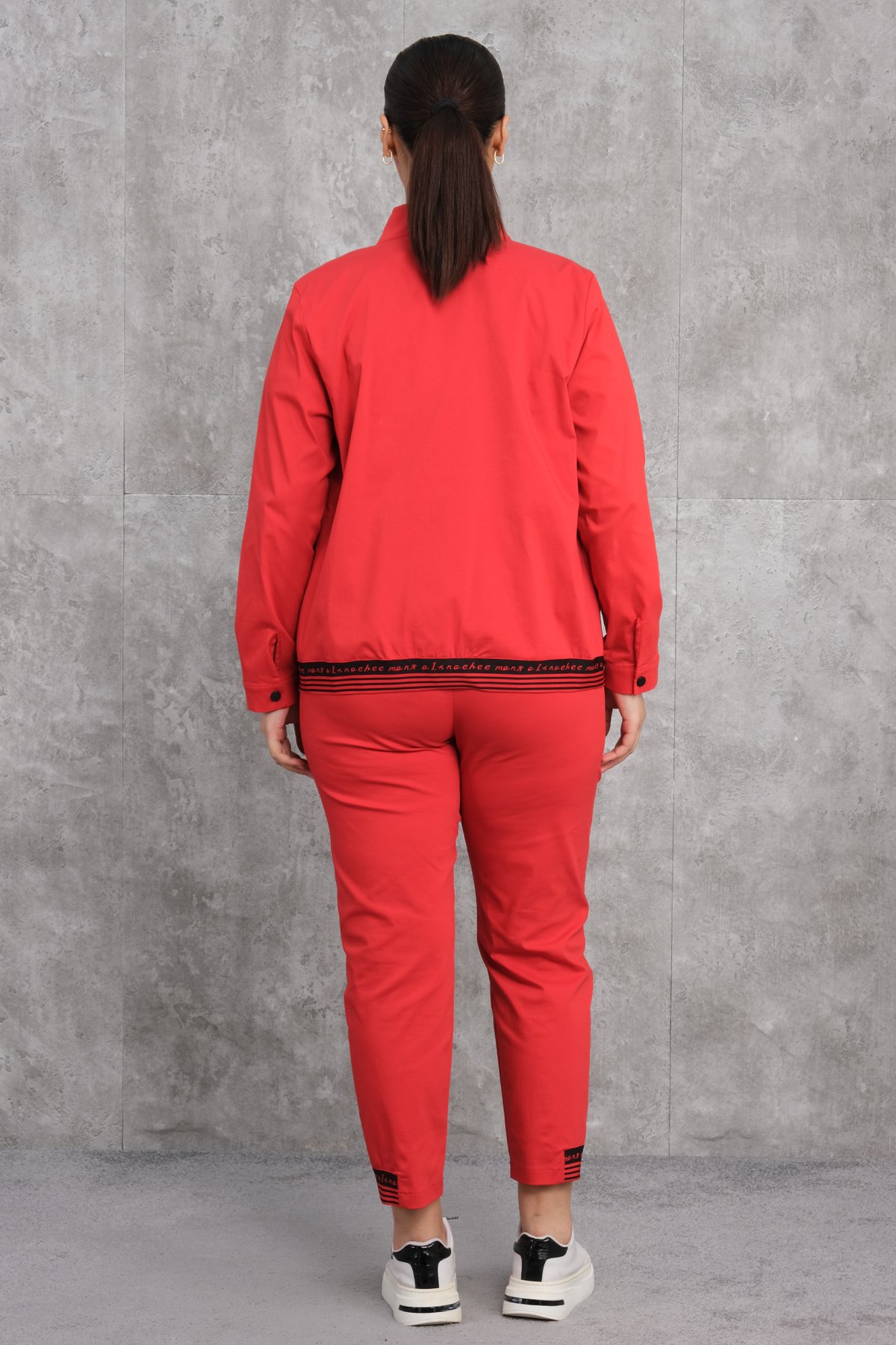 طقم رياضي مكون من ثلاث قطع مقاس كبير-الأحمر