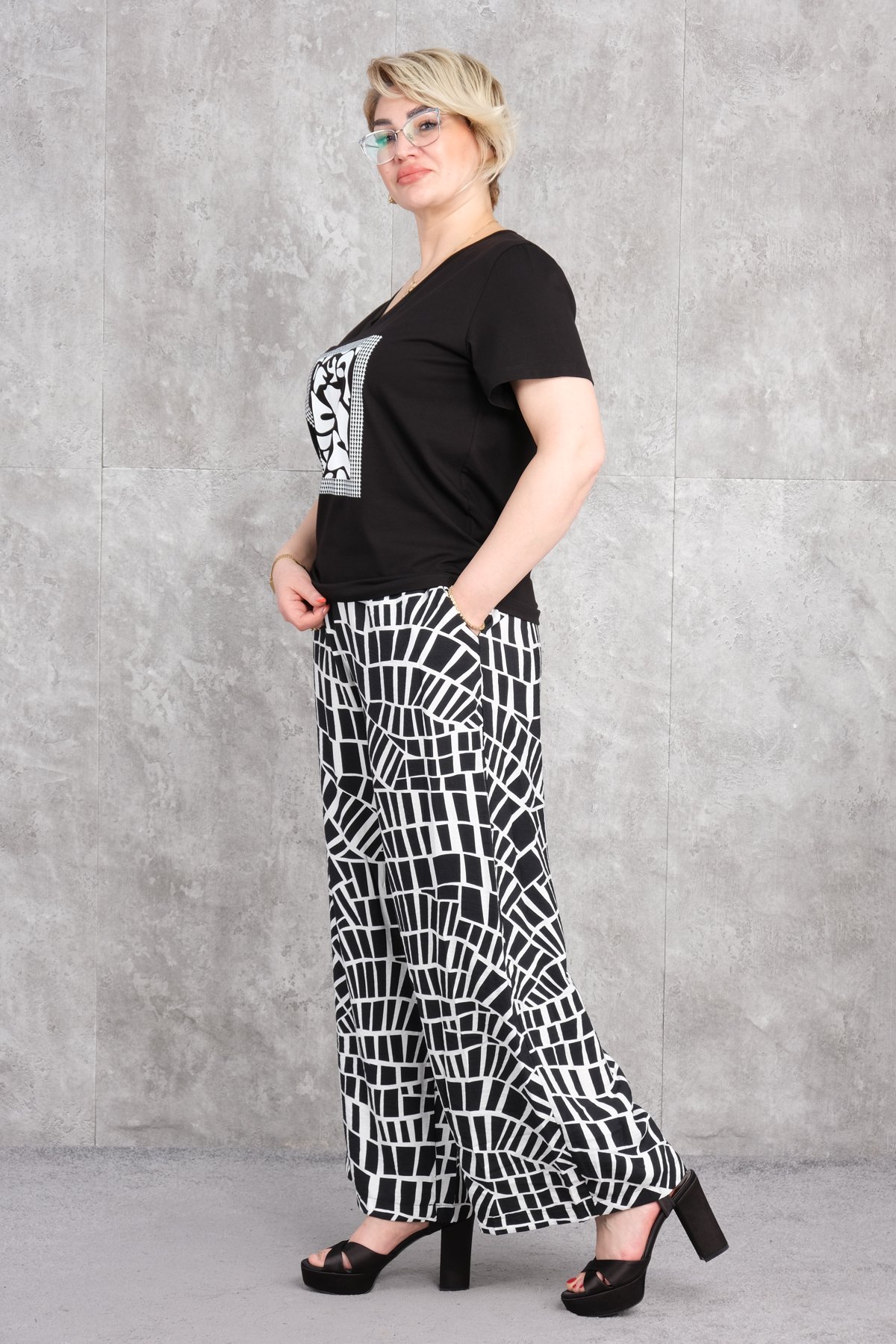 طقم من قطعتين مقاس كبير-الأسود