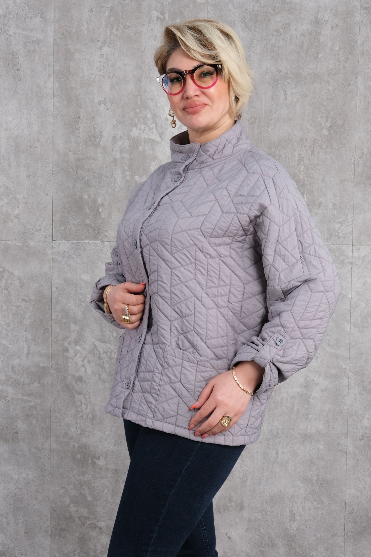 Короткая спортивная куртка больших размеров-Серый