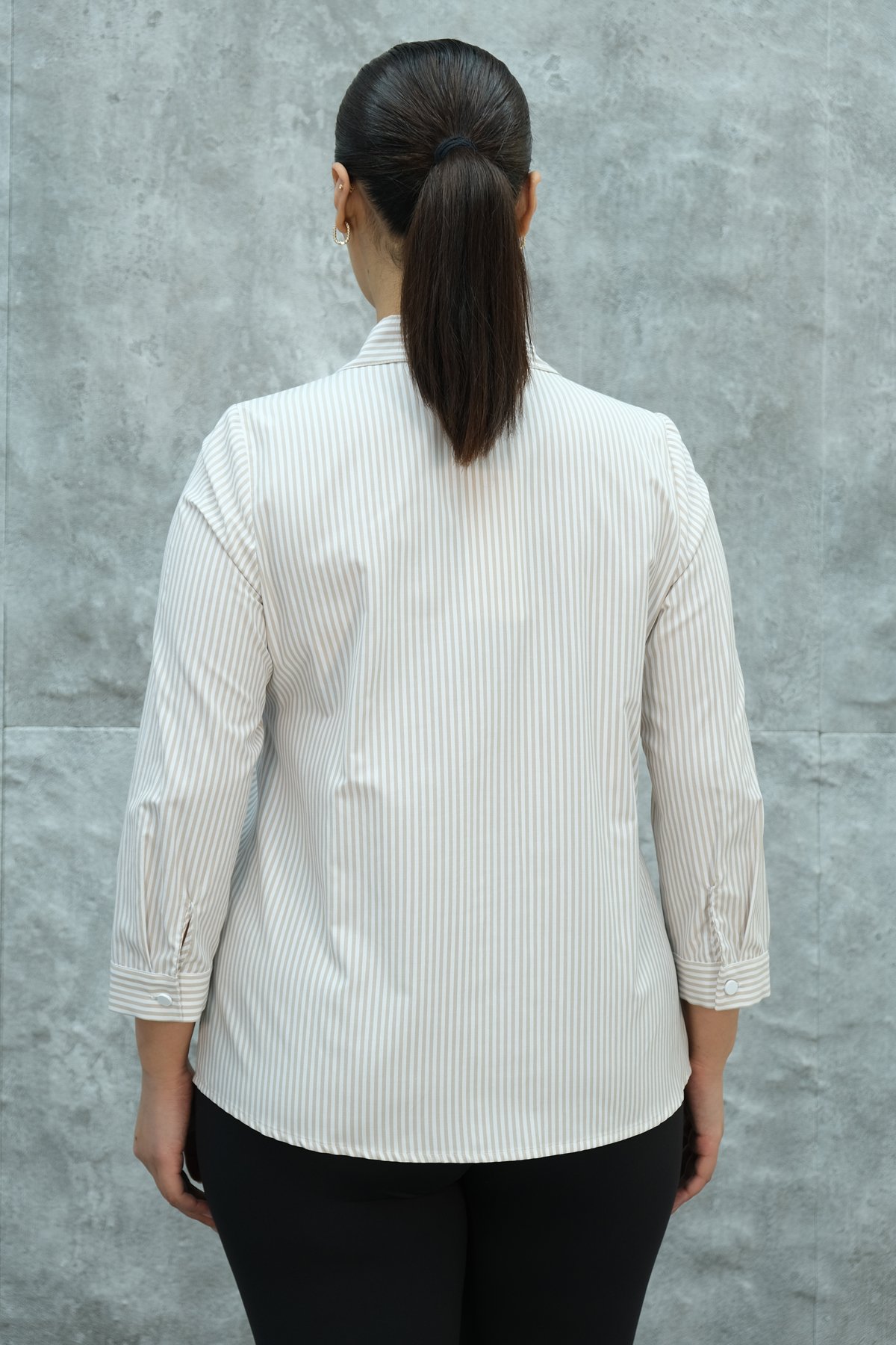 قميص مقاس كبير-الأبيض