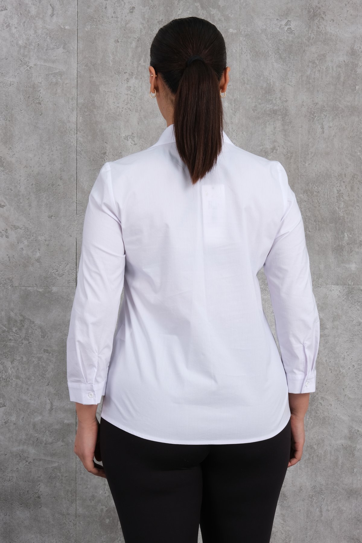 قميص مقاس كبير-الأبيض