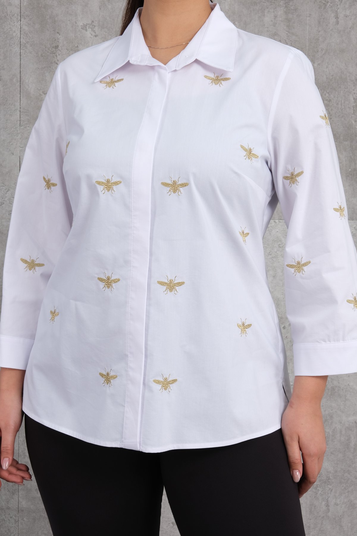 قميص مقاس كبير-الأبيض