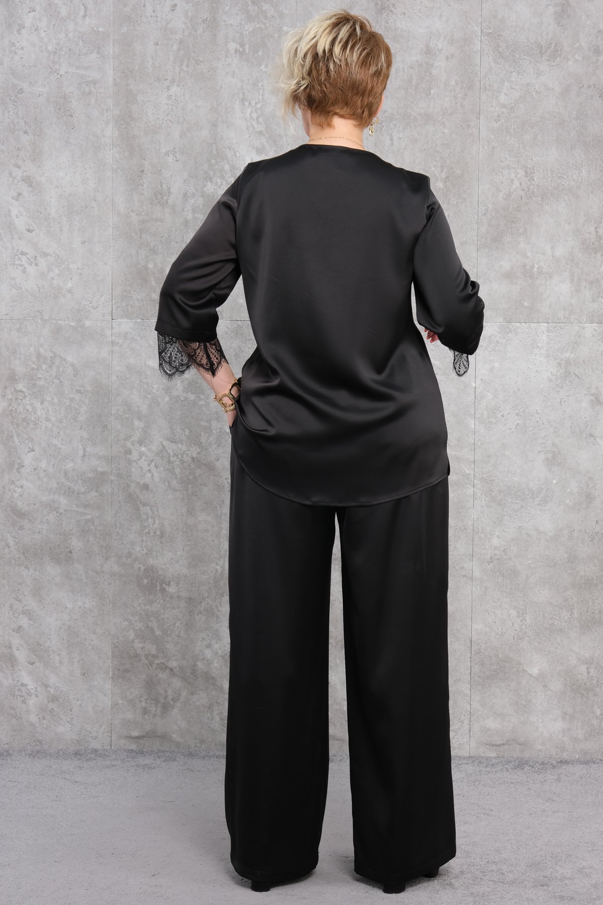 طقم من قطعتين مقاس كبير-الأسود