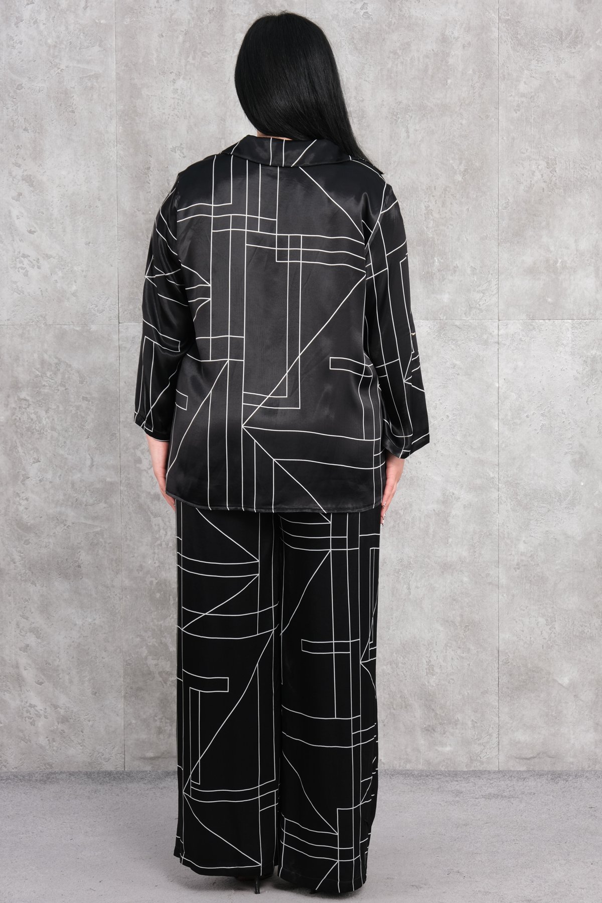 طقم من قطعتين بمقاسات سوبر كبيرة-الأسود