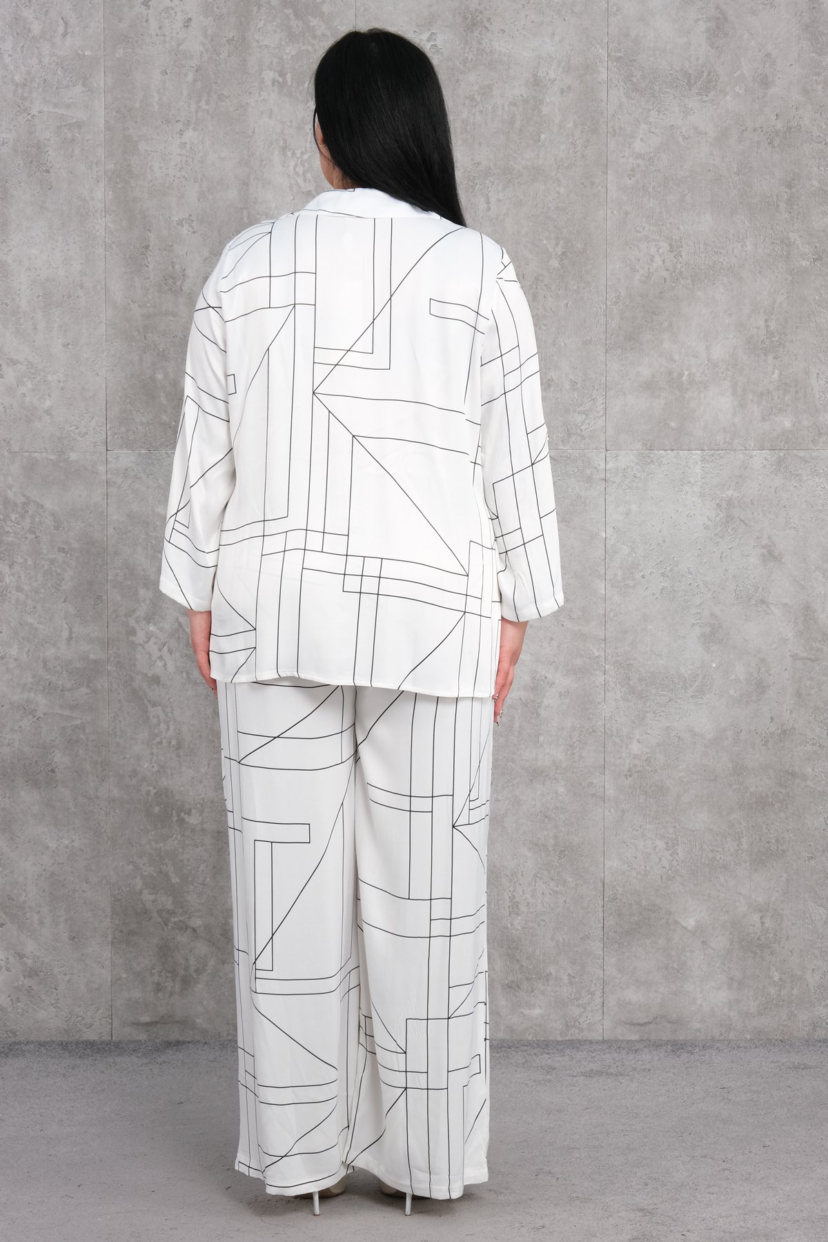 طقم من قطعتين بمقاسات سوبر كبيرة-الأبيض